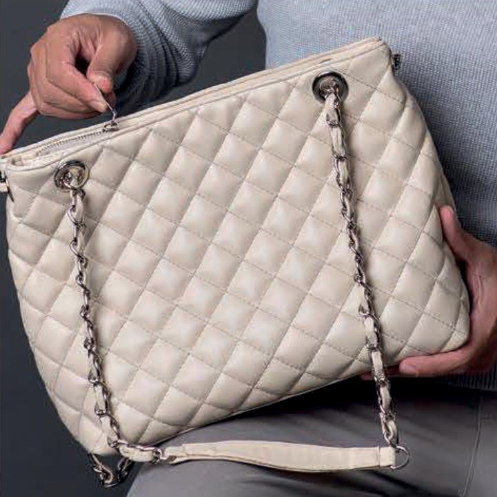 Bag Classic bege matelassê com alça de corrente