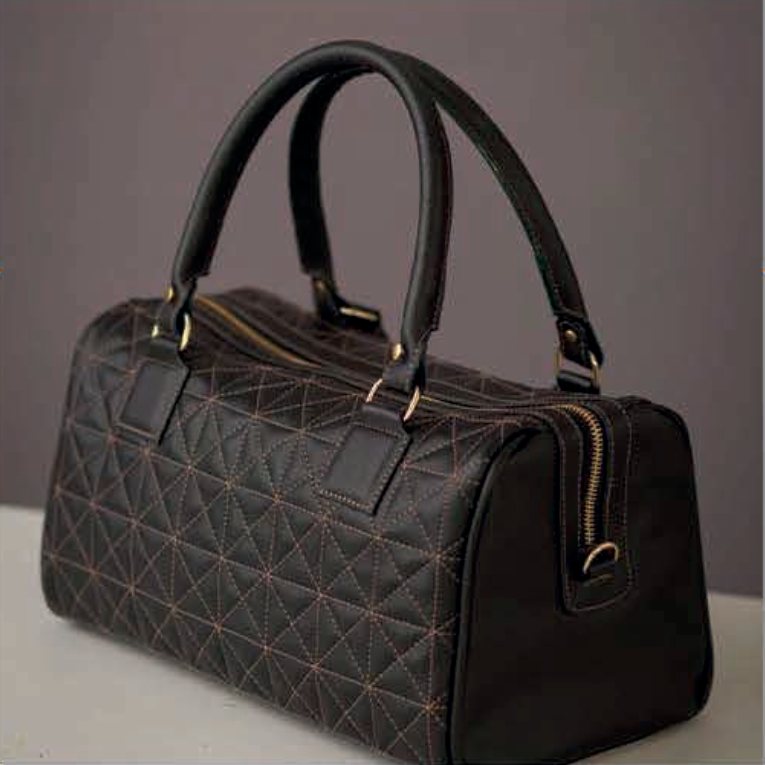 Bolsa preta matelassê estilo baú