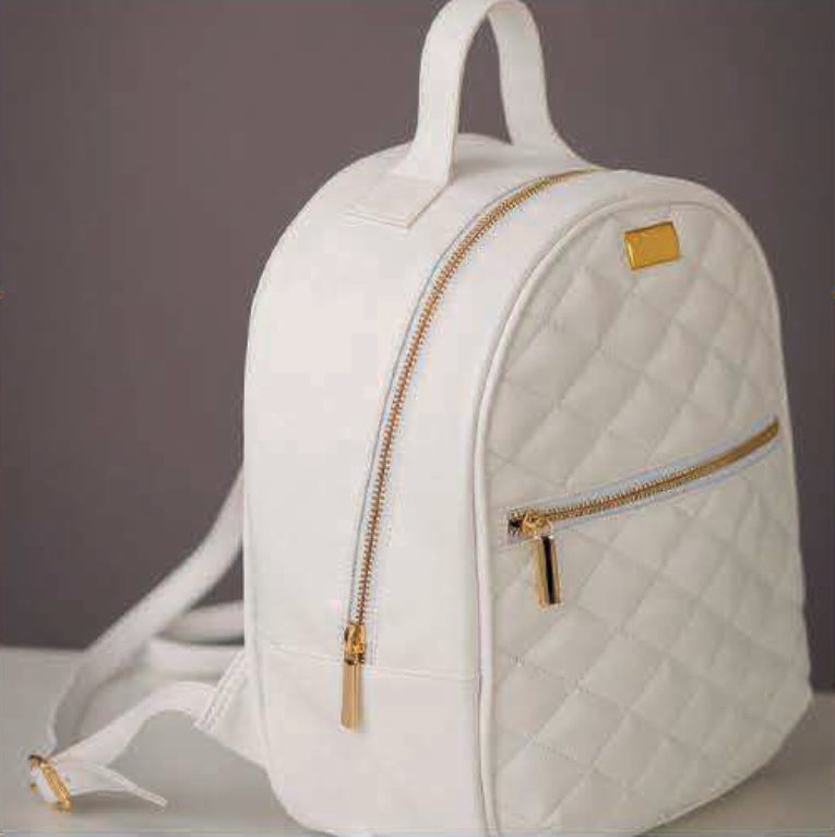 Mochila branca matelassê com zíper dourado