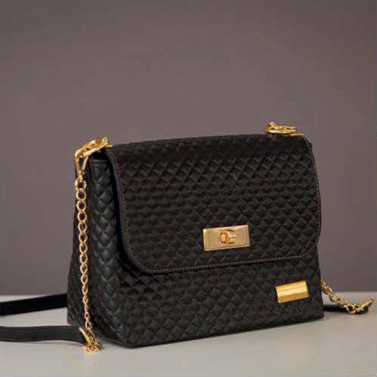 Bolsa preta matelassê com corrente dourada