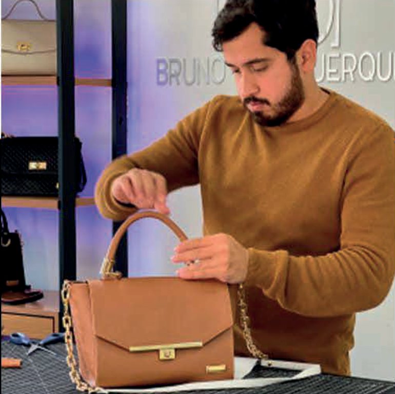 Professor Bruno costurando uma bolsa caramelo
