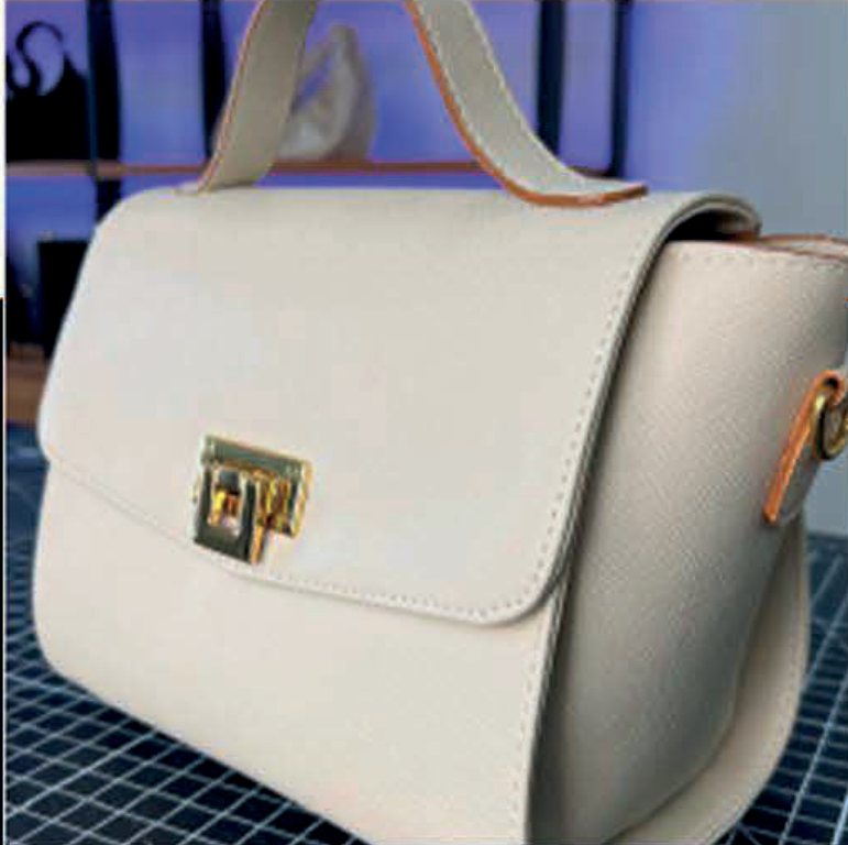 Bolsa off-white com fecho dourado