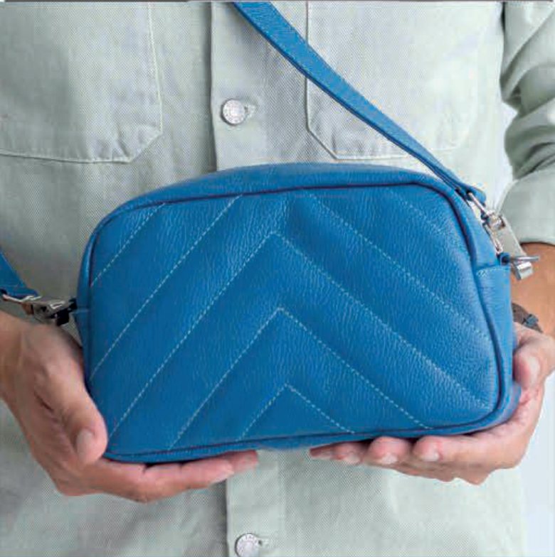 Bolsa azul com costura em chevron