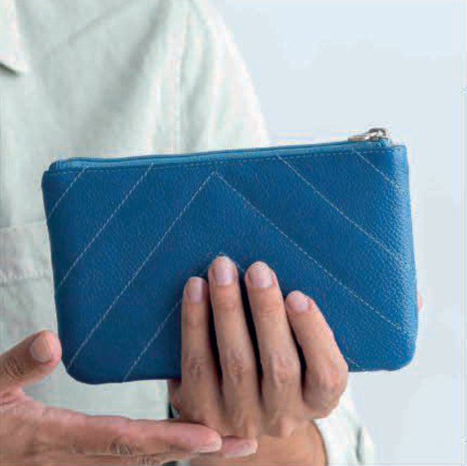 Necessaire azul com costura em chevron