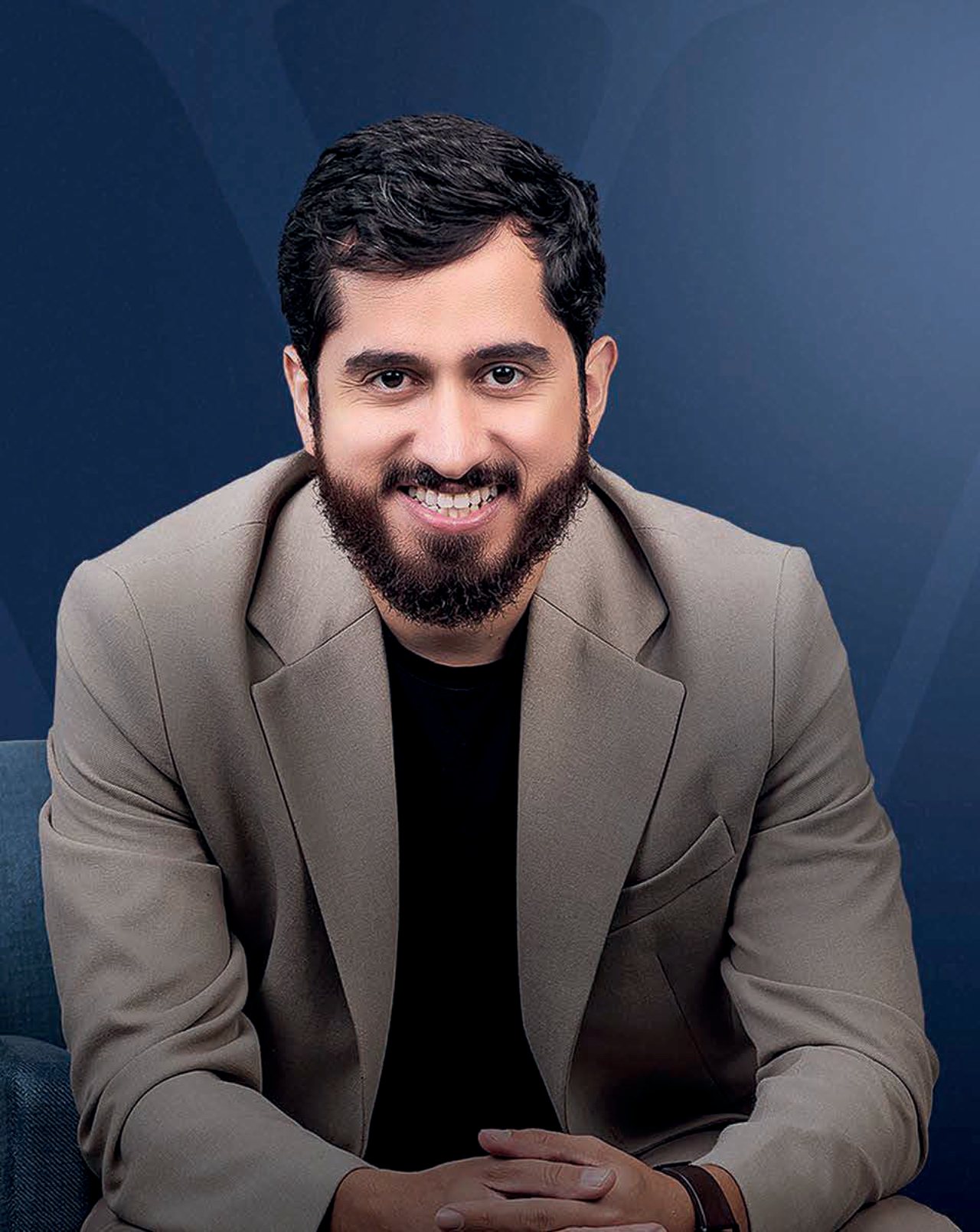 Professor Bruno, da Comunidade Artesã Power, sorrindo de blazer bege
